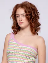 Top tejido de punto con tramado calado a rayas horizontales en tonos verde, naranja y rosa. Diseño de un solo hombro.