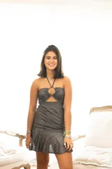 Vestido corto con estampado de rayas horizontales en tonos grises y negros. Diseño con escote halter que se ata al cuello, abertura central en el busto y falda corta con volado.