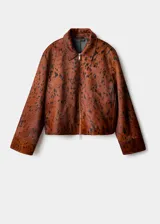 Chaqueta de cuero de potro color marrón con estampado tipo animal print en tonos oscuros, de corte recto y largo recortado. Cuenta con cuello camisero, cierre frontal de cremallera metálica y mangas largas amplias con puños rectos.