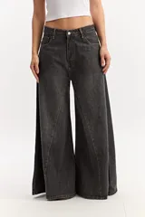 Pantalón jean súper oxford de tiro medio, color gris oscuro con efecto gastado, ajustado en la parte superior y con una apertura extra amplia hacia el ruedo.