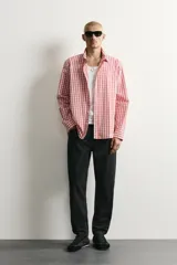 Jeans de corte slim cropped confeccionados en denim de algodón rígido con efecto lavado. Presentan tiro medio, cierre frontal con cremallera y botón, y diseño clásico de cinco bolsillos.
