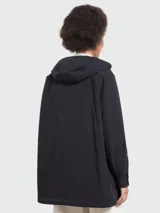 Chaqueta impermeable negra con capucha integrada ajustable y cierre frontal con cremallera.