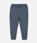 Pantalón jogger deportivo de corte ajustado, con cintura elástica y cordón de ajuste. Cuenta con bolsillos laterales con cierre y puños elásticos en el bajo. Diseño liso en color negro.