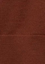 Jersey Lanis de lana 100% color marrón óxido, de manga larga, con cuello redondo y solapas superpuestas en contraste.