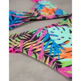 Bikini de dos piezas con estampado tropical multicolor. El top es tipo triángulo con tirantes con volados rosados y detalle de lazo cruzado en la cintura. La bombacha es tipo tanga con detalles de volados rosados en los laterales.
