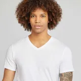 Camiseta blanca de cuello en V y manga corta, corte recto y tejido elástico.