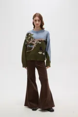 Sweater de tejido jacquard con diseño de paisaje campestre, cuello redondo a la base y mangas largas con corte holgado.