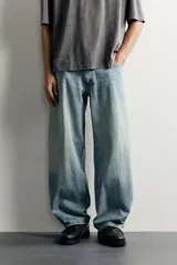 Jeans balloon fit de corte relajado y tiro medio, confeccionados en denim de algodón con efecto lavado y diseño clásico de cinco bolsillos.