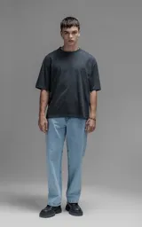 Remera oversized de algodón color gris oscuro melange, de corte relajado, mangas cortas y cuello redondo.