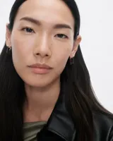 Aros geométricos distintivos de plata con forma cuadrada alargada.