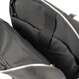 Mochila negra de poliéster con formato rectangular, doble cierre y herrajes plateados. Tiene dos bolsillos externos con cierre, un bolsillo interno con cierre y dos bolsillos internos abiertos. Se puede llevar en la mano con las asas fijas o como mochila con las correas regulables.