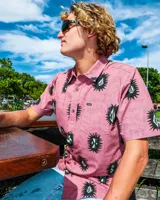 Camisa de manga corta Volcom modelo Abg Markerstone, color rosado con estampado tropical, cuello camisero, cierre frontal de botones y bolsillo en el pecho.