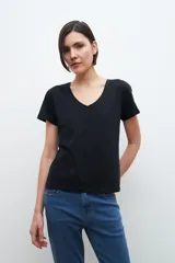 Remera blanca de algodón con escote en V y mangas cortas.