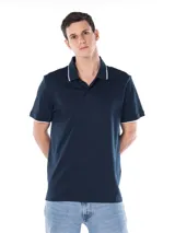 Chomba azul marino de algodón con cuello clásico, tapeta de dos botones y mangas cortas. Presenta ribetes blancos en contraste en el cuello y las mangas.