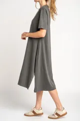 Vestido midi de algodón color gris oscuro, con cuello redondo, mangas cortas y corte recto con aberturas laterales en el ruedo.