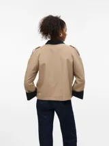 Campera corta de estilo parka con cuello camisero y puños en contraste de color negro. Presenta cierre frontal con botones, bolsillos laterales y detalles de charreteras en los hombros.