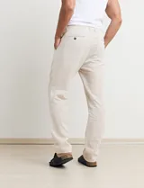 Pantalón de vestir verde de corte recto.