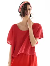 Vestido rojo de lino con capas de seda.