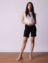 Short blanco de gabardina elastizada, marca Zac & Rachel, con pretina ancha elastizada y bolsillos delanteros.