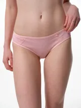 Bombacha tipo bikini de algodón acanalado color gris melange, con detalle de puntilla en los laterales delanteros y terminaciones con elástico.