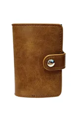 Billetera negra de cuerina con cierre de botón a presión, que incluye un compartimento metálico para tarjetas con sistema de expulsión.