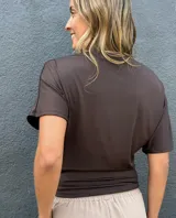 Blusa marrón de manga corta con escote drapeado, de corte al cuerpo.
