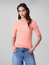 Remera de algodón canalé con cuello redondo y mangas cortas. Presenta un diseño ajustado al cuerpo con el logotipo de la marca estampado en el centro del pecho.