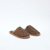 Pantuflas destalonadas de terciopelo con estampado animal print tipo leopardo en tonos marrones y negros, con ribete en color tostado.