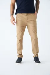 Pantalón chino negro de gabardina con corte slim y logo bordado.
