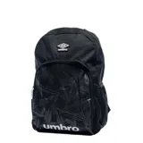 Mochila Umbro color negro con diseño gráfico geométrico en el bolsillo frontal. Cuenta con compartimento principal con cierre, logo de la marca en la parte superior y en la base, y bolsillos laterales.