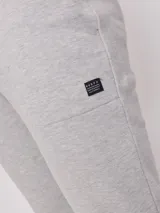 Pantalón deportivo tipo jogging color negro, con cintura elástica ajustable con cordón y logo de la marca en la pierna. Confeccionado en 60% algodón y 40% poliéster.