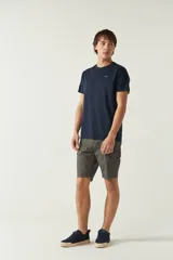 Bermuda cargo color verde militar, con bolsillos laterales y traseros con solapa, logo metálico y presillas para cinturón.