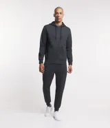 Pantalón deportivo de hombre, color gris oscuro o negro, de algodón y poliéster, con interior felpudo. Presenta puños ajustados en los tobillos, cintura con lazo y bolsillos laterales.