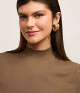 Remera negra de algodón, corte amplio, cuello alto en punto roma y mangas cortas.