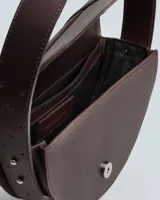 Cartera bandolera de cuero vacuno color chocolate, con forma de media luna y asa rígida.