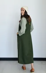 Vestido largo verde safari de gabardina de algodón, con corte recto, escote en V y bolsillos delanteros.