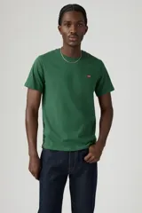 Remera de algodón de corte estándar y cuello redondo, color verde oscuro, con pequeño logo de la marca bordado en el pecho.