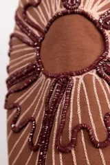 Buzo negro de cuello redondo con diseño de flores bordadas en las mangas. Presenta un corte holgado y puños elásticos.