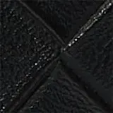 Billetera plegable color negro, confeccionada en piel sintética con diseño trenzado y bolsillos interiores para tarjetas con monedero central.