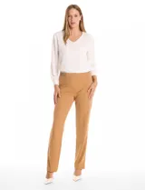 Pantalón sastrero de corte recto confeccionado en crepe, con diseño pull-on, apliques metálicos dorados en los laterales y bolsillos simulados.