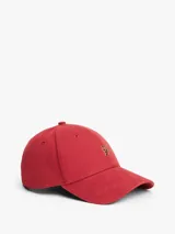 Gorra de béisbol roja de sarga de algodón peinado, con visera curva, ojales de ventilación y hebilla de ajuste metálica en la parte trasera. Presenta un monograma TH metálico en color dorado en la parte delantera.