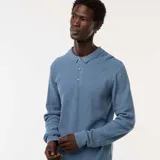 Remera de manga larga de punto de fantasía color azul, con cuello polo y cierre de tres botones.