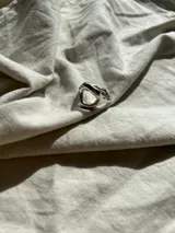 Anillo de plata 925 con diseño minimalista que combina formas geométricas y orgánicas.