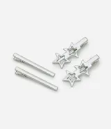 Kit de cuatro pinzas para el pelo metálicas en tono plateado, compuesto por dos pinzas lisas de diseño recto y dos pinzas decoradas con estrellas caladas alineadas.