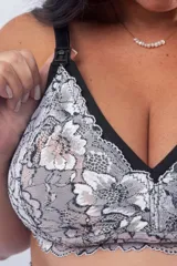 Bralette maternal de encaje bicolor blanco y negro, con copas forradas en algodón, sin aros y con clips en los breteles para facilitar la lactancia.