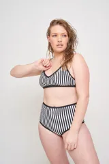 Bombacha de tiro alto con estampado a rayas verticales blancas y negras, forrada adelante y atrás.