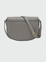 Cartera tipo bandolera de cuero granulado en color gris, con diseño de solapa redondeada y cierre de broche metálico dorado. Incluye correa larga ajustable para llevar al hombro o cruzada.