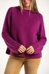 Sweater de punto de algodón con diseño oversize, cuello redondo y mangas largas. Presenta un detalle de costura lateral en color contrastante.