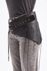 Faja ancha de cuero vacuno negro con diseño calado, hebilla metálica frontal y detalles de flecos en los extremos.