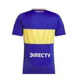 Camiseta de fútbol Adidas del Club Atlético Boca Juniors, modelo titular temporada 24/25. Diseño azul con franja horizontal amarilla y detalles inspirados en los trenes de carga que rodean La Bombonera. Incluye logo de Adidas, escudo del club y sponsor Directv en el frente.